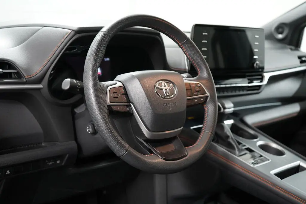 Toyota Sienna 2024 image 3