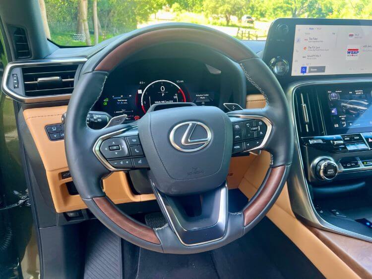 Lexus LX 600 image 3